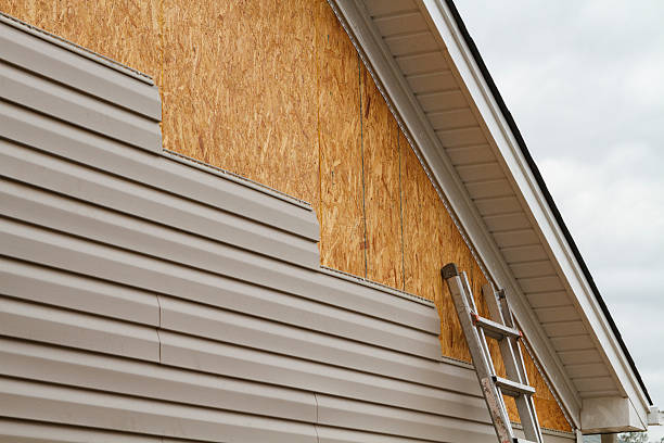 Professional Emergency Siding Repair technician working in New Berlin, IL